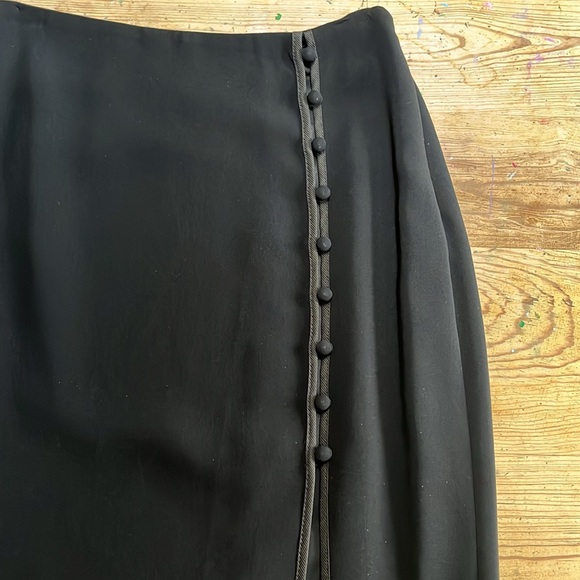 Cinq à Sept "Farrow" skirt with tonal trim; covered buttons; slit. Size 0 - Picture 2 of 9
